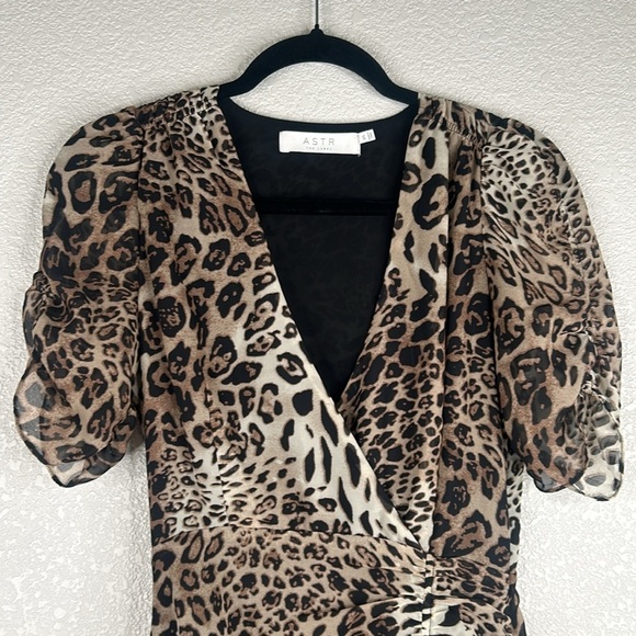 ASTR Leopard Mobwife Short Sleeve Ruched V-Neck Midi Dress Size XS - Picture 2 of 8